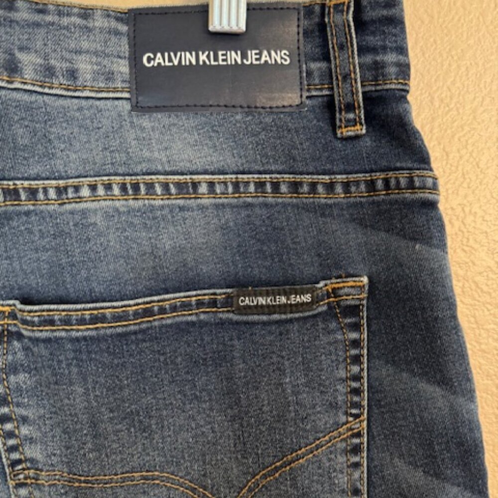 Calvin Klein Mens Jean Shorts Size 34 dark wash EUC - Picture 3 of 4
